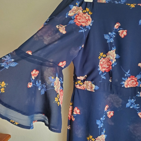 Off the shoulder floral dress with bell sleeves - Picture 3 of 5